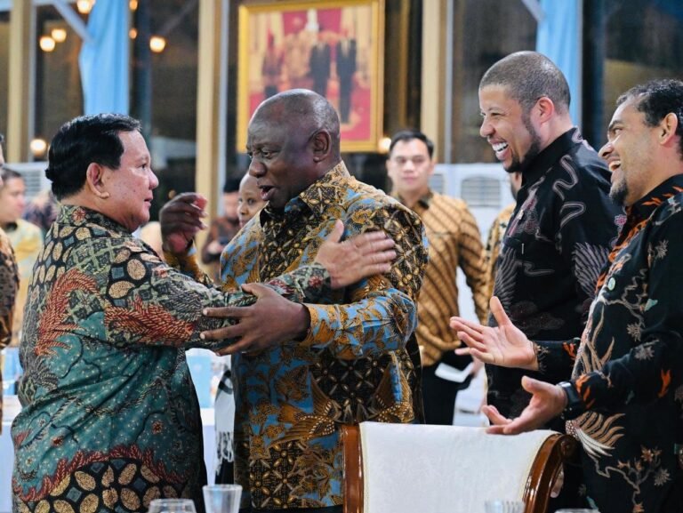 Presiden Prabowo Jamu Presiden Ramaphosa, Batik Jadi Sorotan di Meja Diplomasi